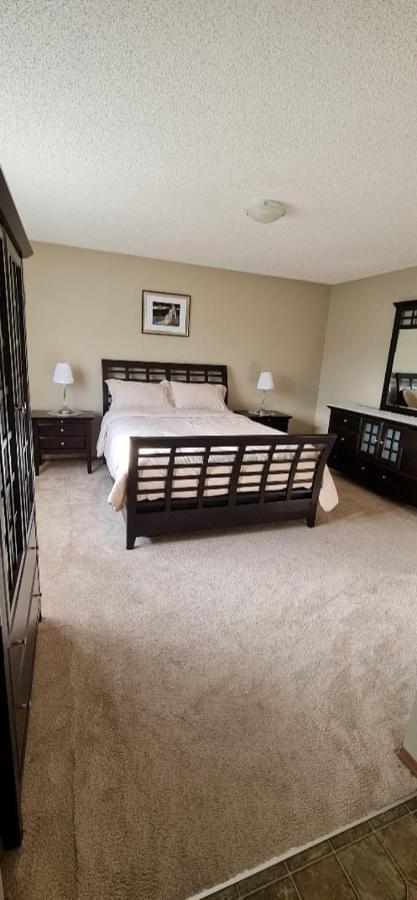 Spacious Comfortable Air-Conditioned. Near Airport! YYC Eksteriør bilde