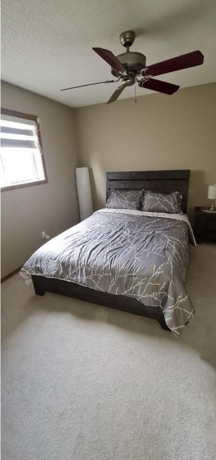 Spacious Comfortable Air-Conditioned. Near Airport! YYC Eksteriør bilde