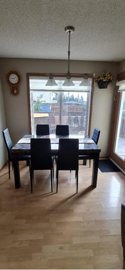 Spacious Comfortable Air-Conditioned. Near Airport! YYC Eksteriør bilde