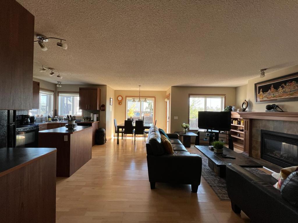 Spacious Comfortable Air-Conditioned. Near Airport! YYC Eksteriør bilde